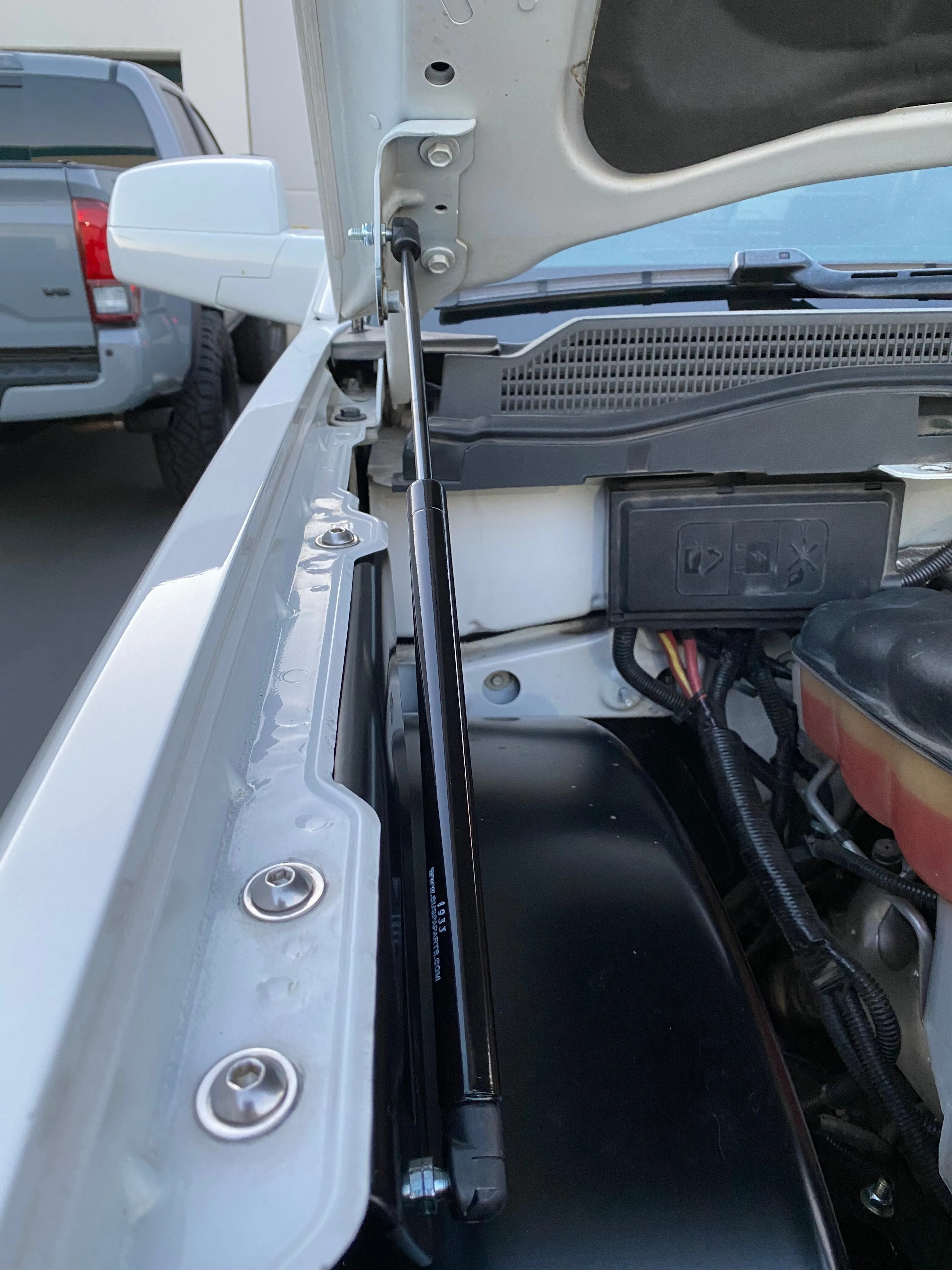 2008-2018 Silverado/Sierra Hood Strut Kit