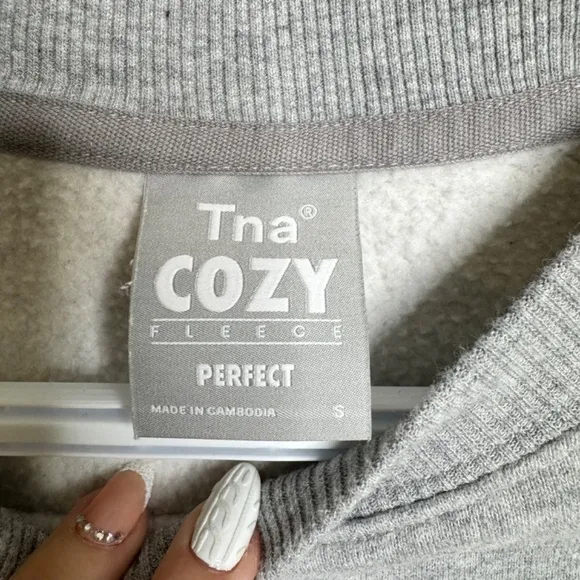 Aritzia Tna Cozy Fleece Perfect Cropped Sweatshirt