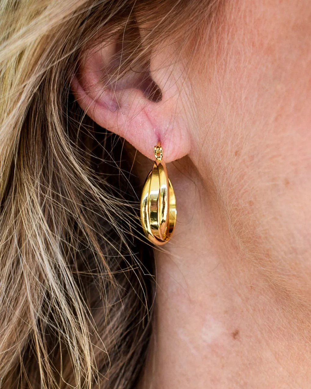 CHEYENNE 18K GOLD PLATED TWISTED HOOP EARRING.
