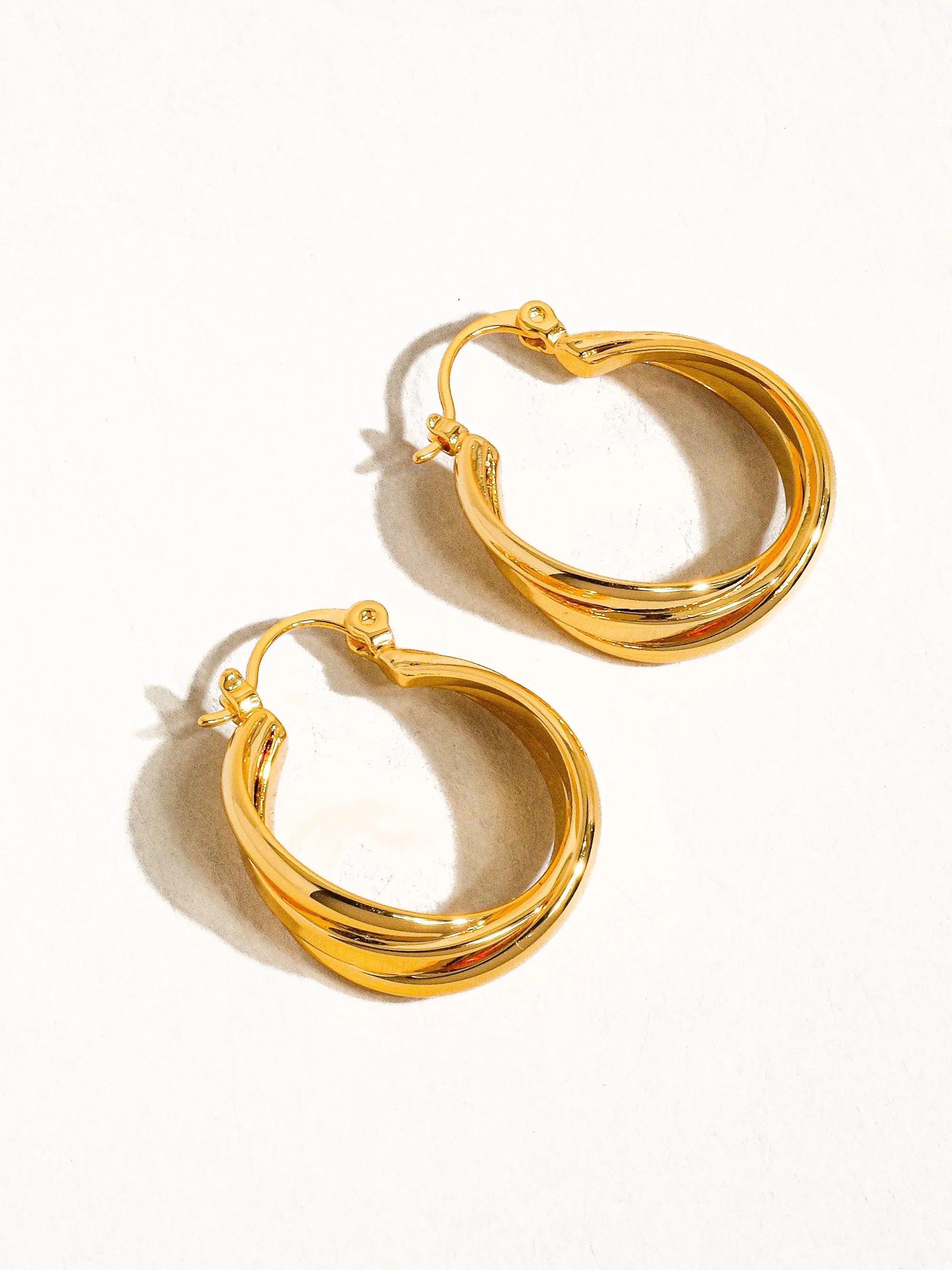 CHEYENNE 18K GOLD PLATED TWISTED HOOP EARRING.