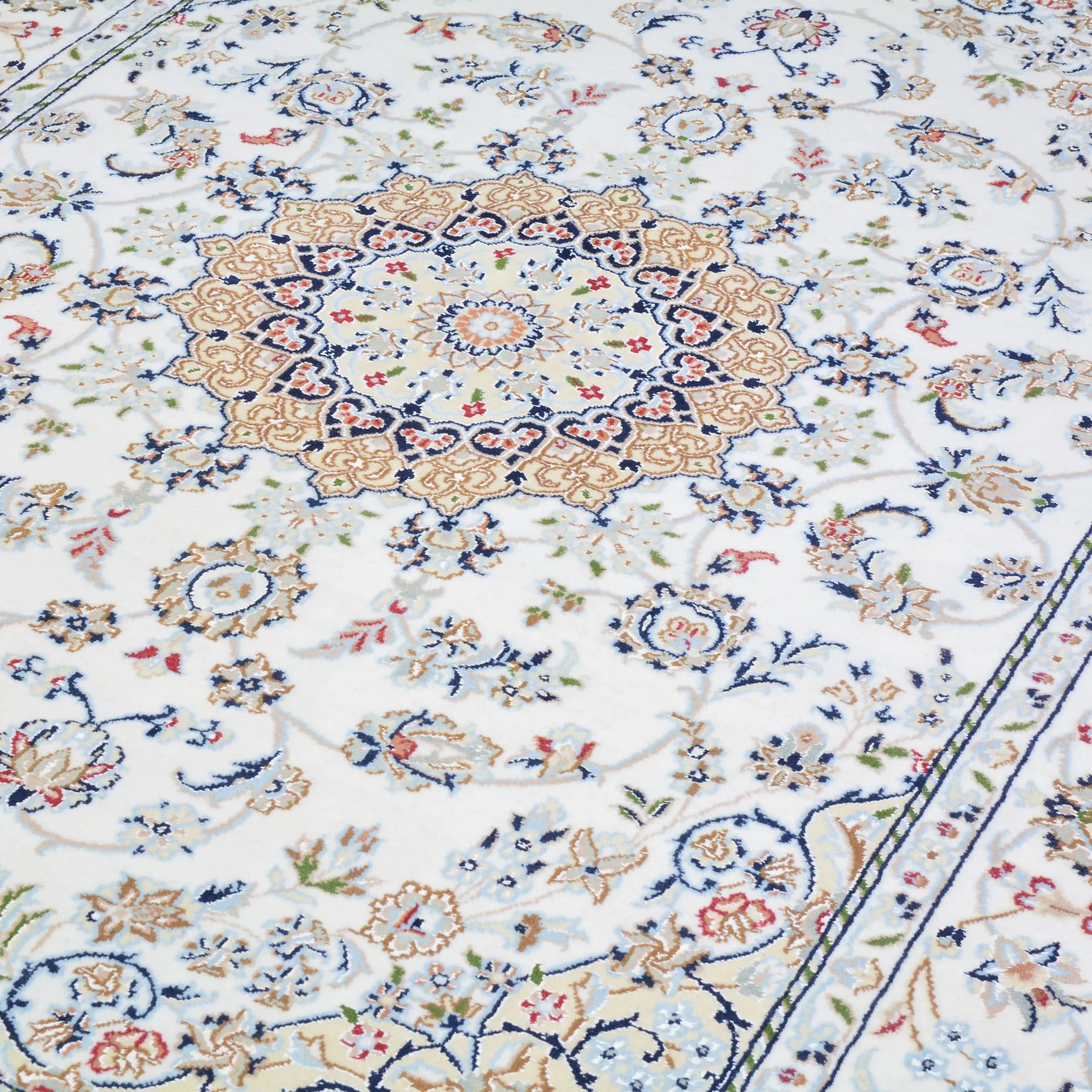 Hand-Knotted Fine Wool and Silk Traditional Nain Design Handmade Rug (Size 4.7 X 6.10) Cwral-9783