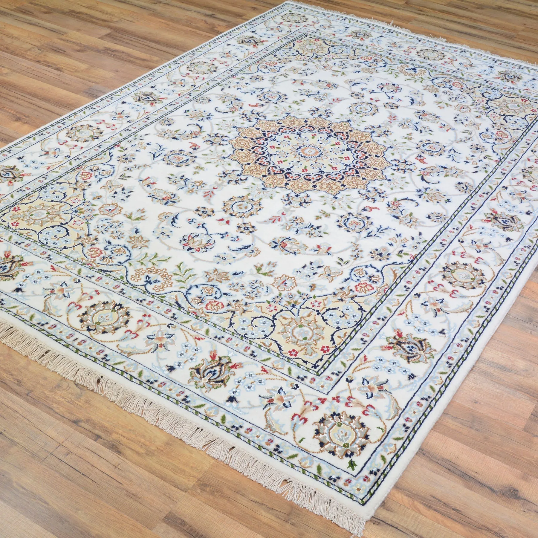 Hand-Knotted Fine Wool and Silk Traditional Nain Design Handmade Rug (Size 4.7 X 6.10) Cwral-9783
