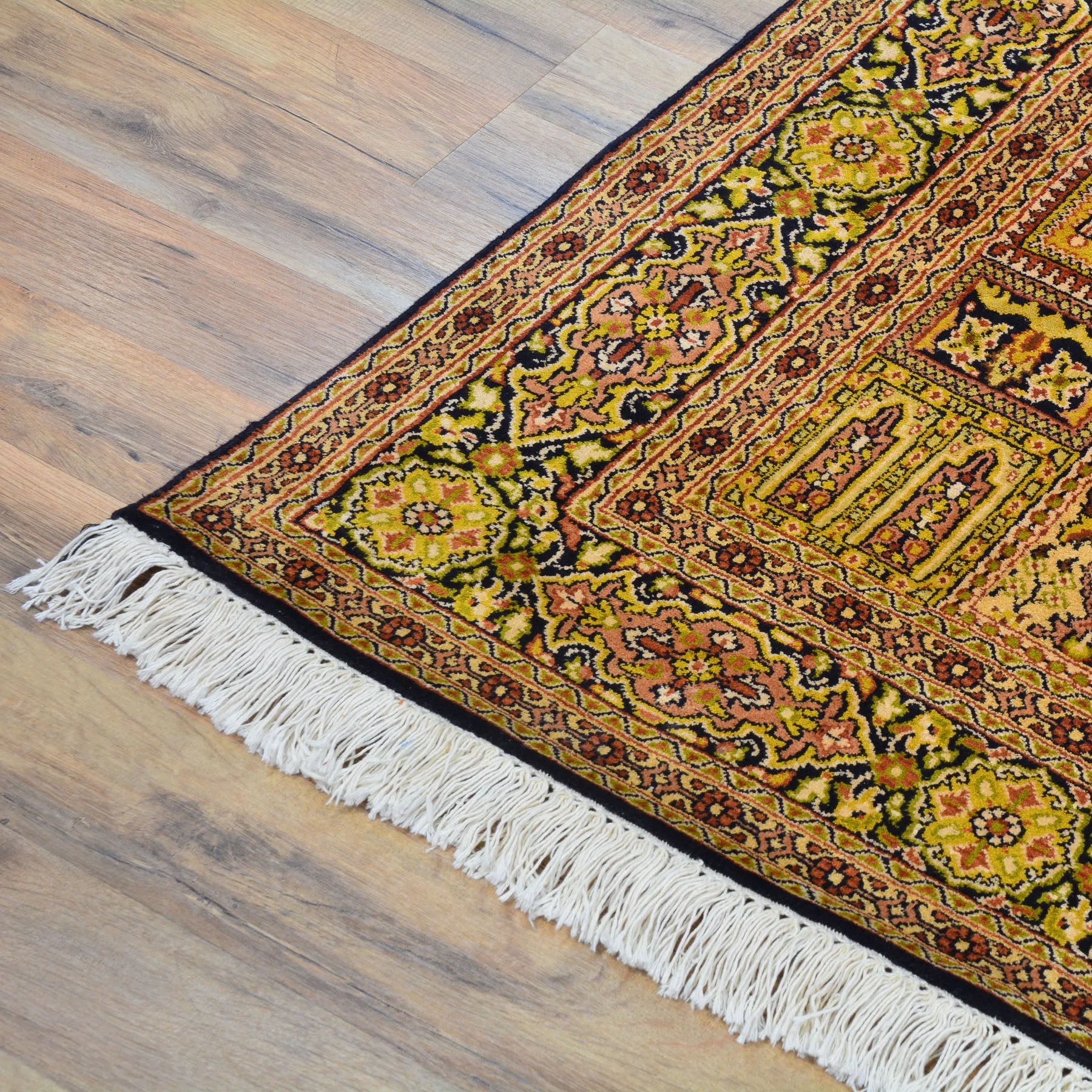 Hand-Knotted Traditional Design Kashmiri Silk Handmade Rug (Size 5.0 X 6.11) Cwral-9213