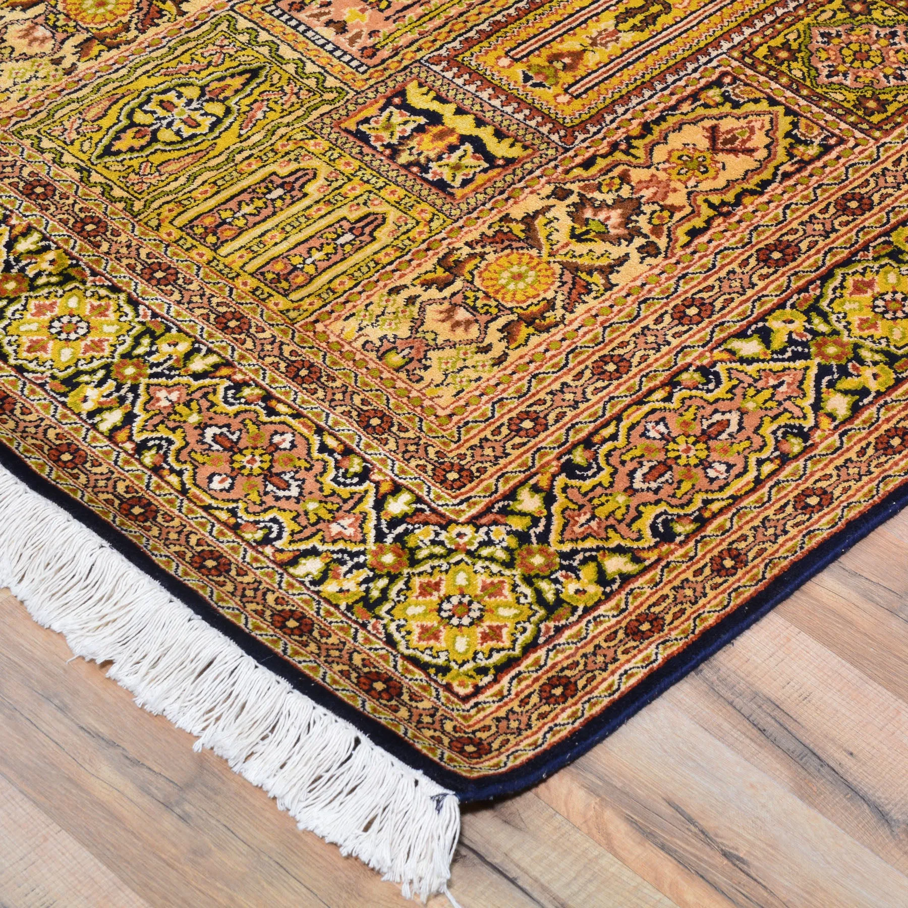Hand-Knotted Traditional Design Kashmiri Silk Handmade Rug (Size 5.0 X 6.11) Cwral-9213