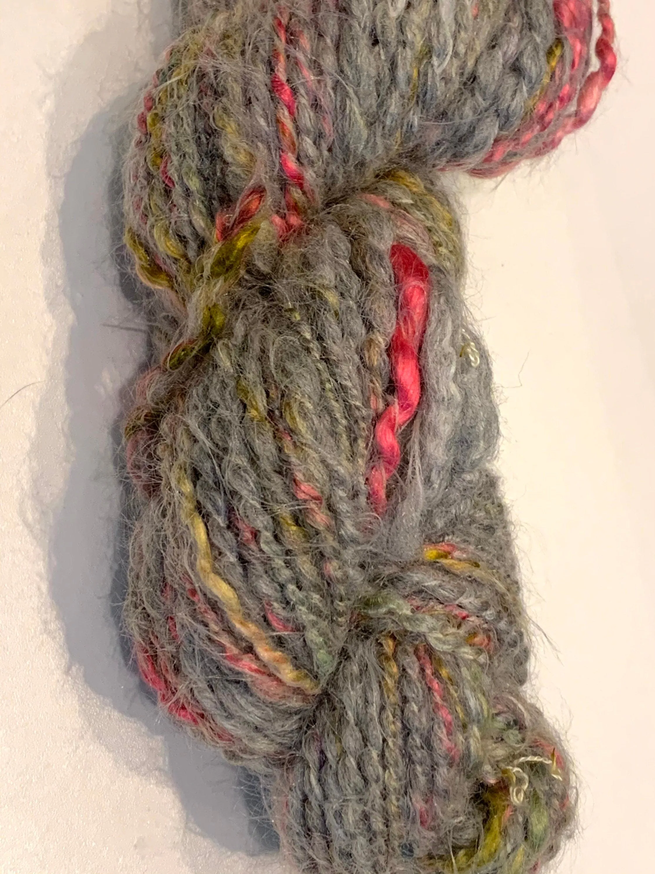 Hand spun chunky taupe luxury yarn, merino silk alpaca yarn with curls, topspun art yarn, gray pink yarn