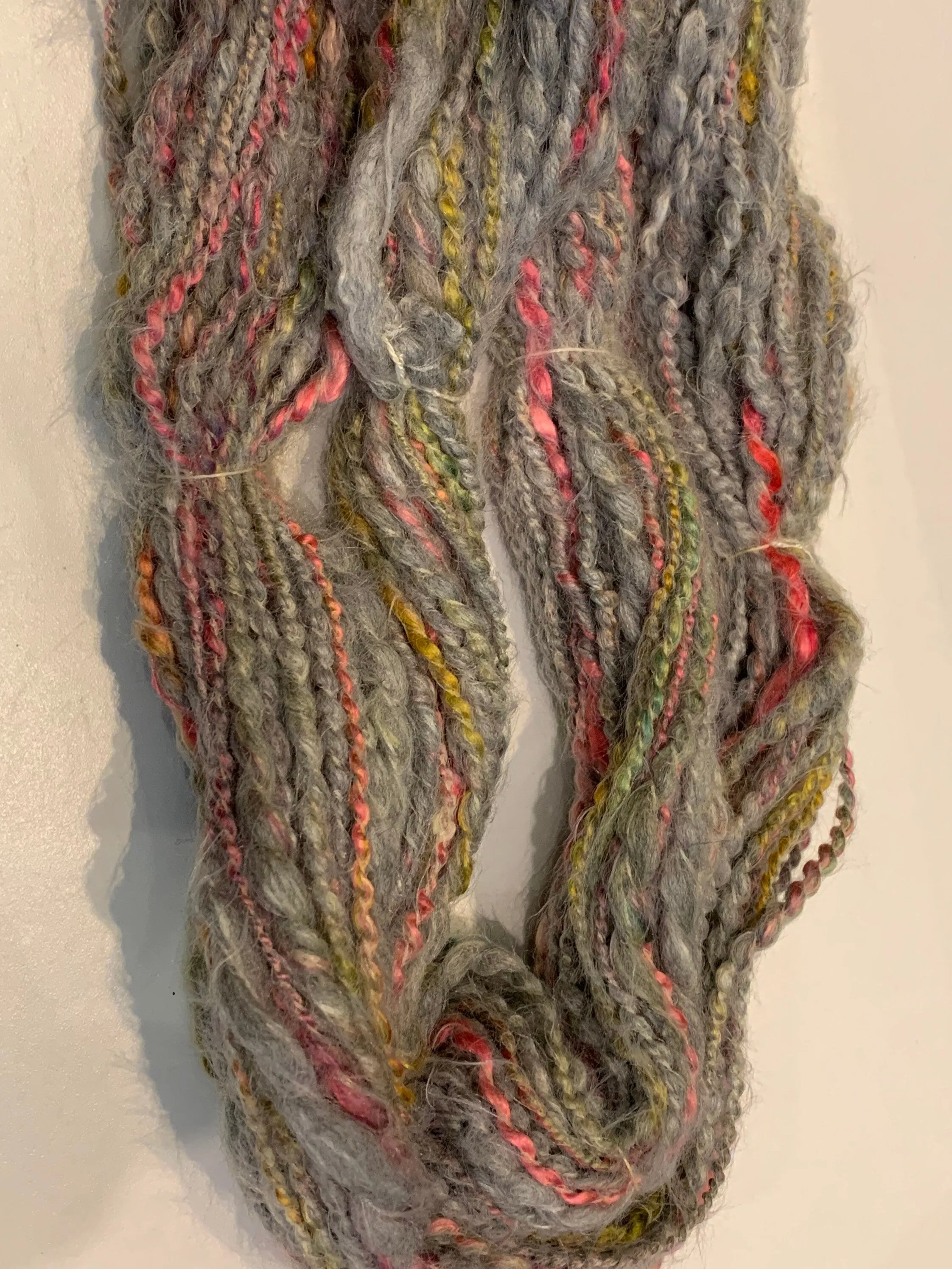 Hand spun chunky taupe luxury yarn, merino silk alpaca yarn with curls, topspun art yarn, gray pink yarn