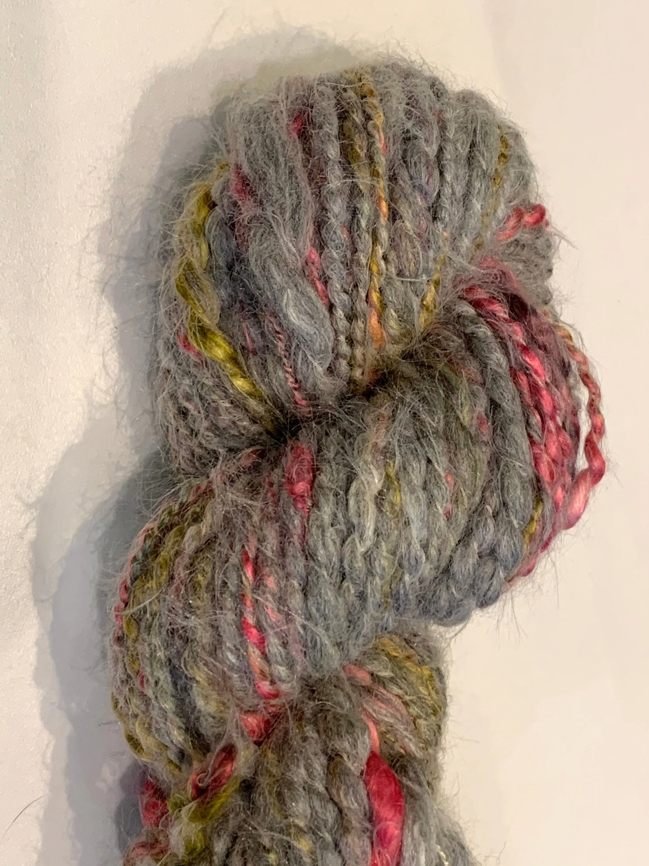 Hand spun chunky taupe luxury yarn, merino silk alpaca yarn with curls, topspun art yarn, gray pink yarn
