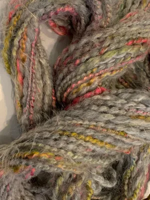Hand spun chunky taupe luxury yarn, merino silk alpaca yarn with curls, topspun art yarn, gray pink yarn
