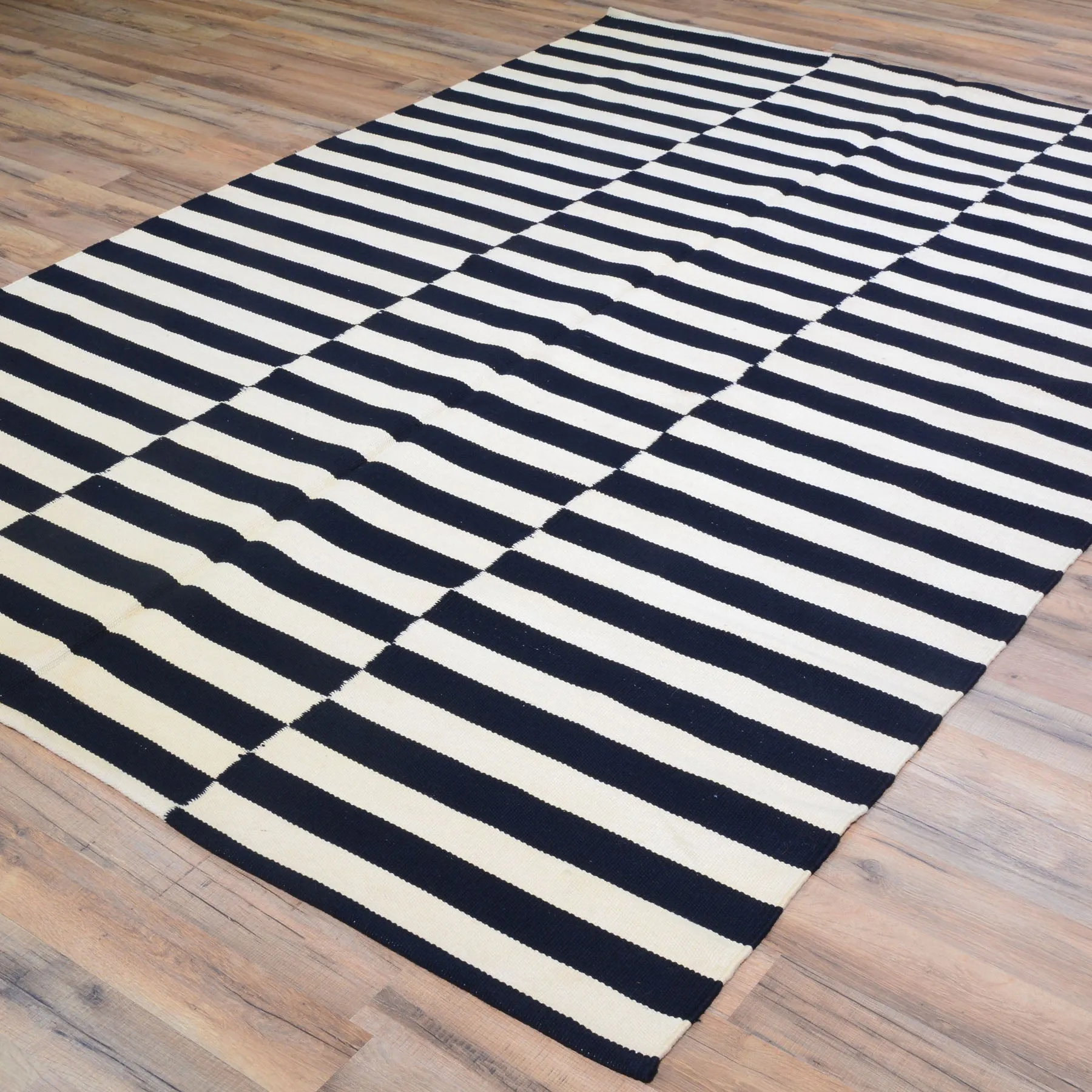 Hand-Woven Reversible Traditional Design Handmade Kilim Rug (Size 5.6 X 7.11) Cwral-10803