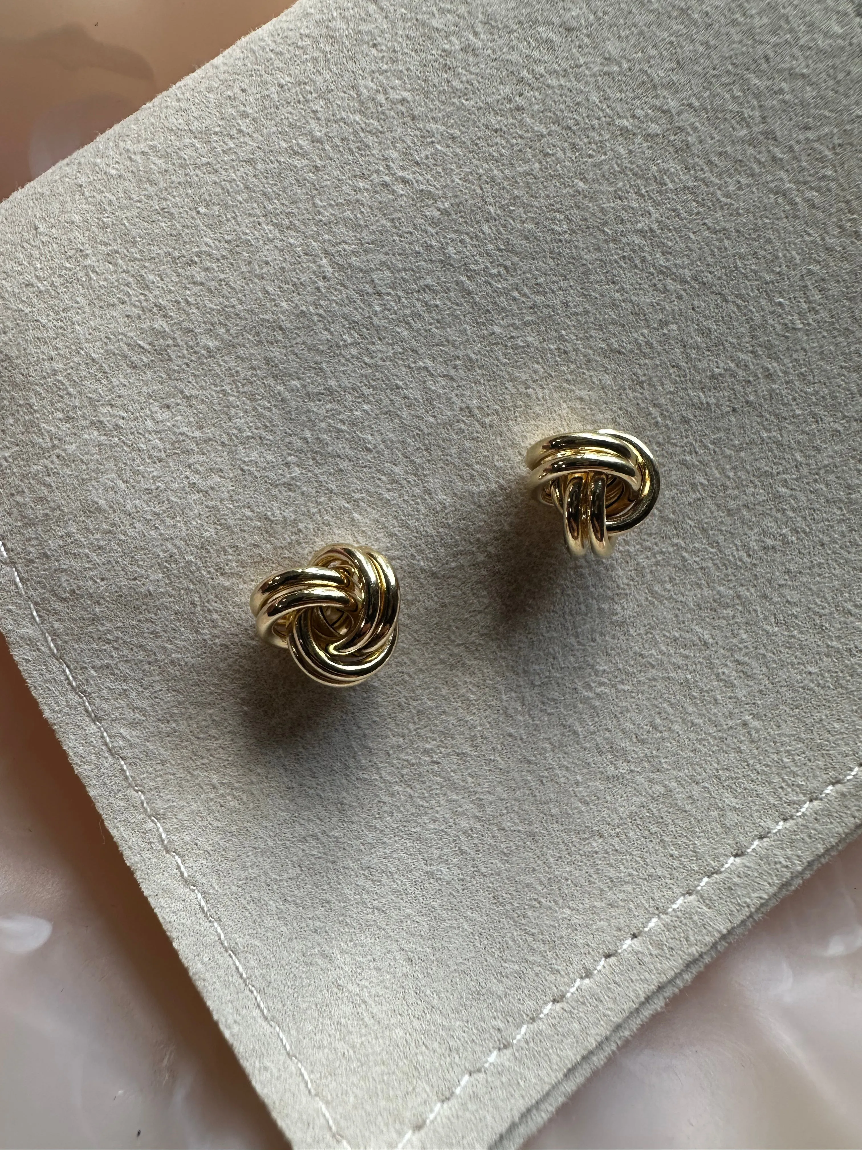 Knotted studs