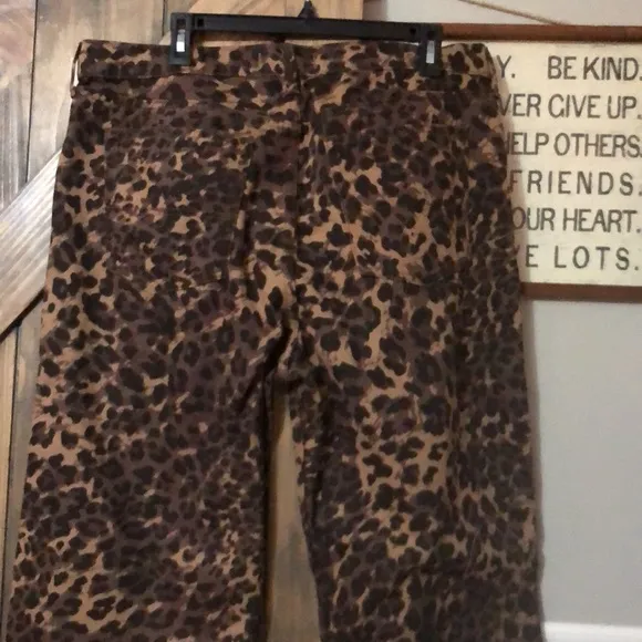 NWT Abercrombie &amp; Fitch Midrise Leopard The Slouchy Jean in Size 32