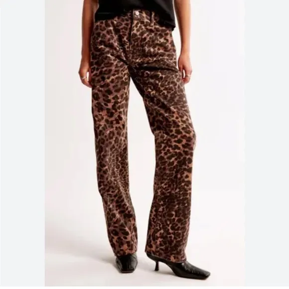 NWT Abercrombie &amp; Fitch Midrise Leopard The Slouchy Jean in Size 32