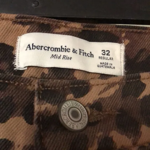 NWT Abercrombie &amp; Fitch Midrise Leopard The Slouchy Jean in Size 32