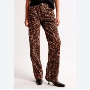 NWT Abercrombie &amp; Fitch Midrise Leopard The Slouchy Jean in Size 32
