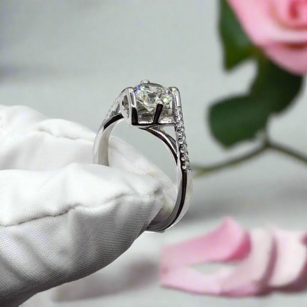 Round Diamond Twisted Band Angel Kiss Ring