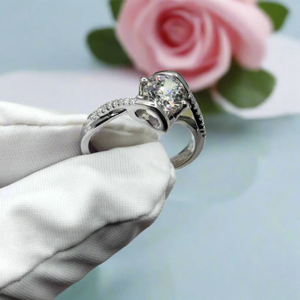 Round Diamond Twisted Band Angel Kiss Ring