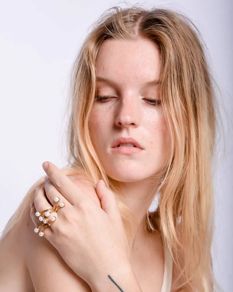 Twisted wire gold maxi ring with pearls
