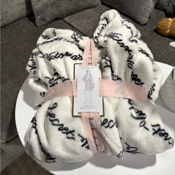 VICTORIA’S SECRET short cozy robe ✨