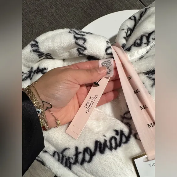 VICTORIA’S SECRET short cozy robe ✨