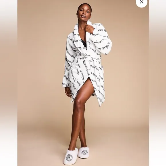 VICTORIA’S SECRET short cozy robe ✨