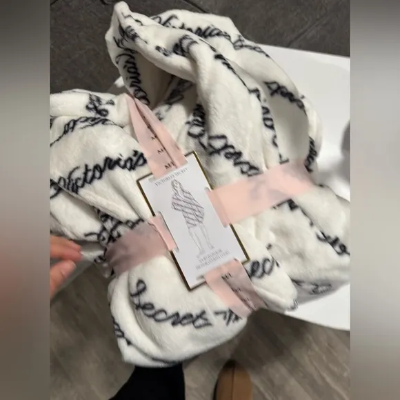 VICTORIA’S SECRET short cozy robe ✨