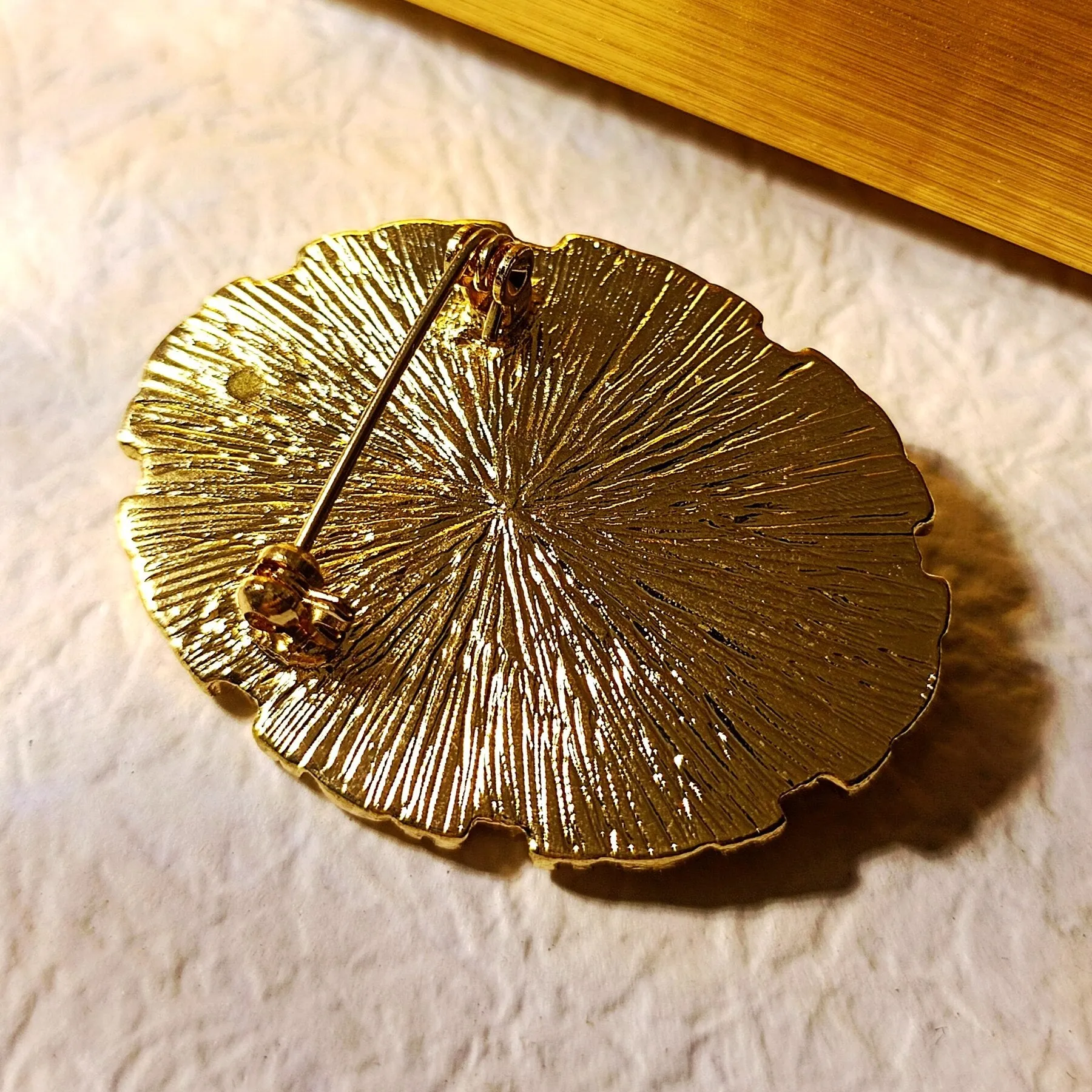 Vintage Oval Shaped Black Abalone Shell Sunflower Pin Brooch Coat Sweater Dress Accessory